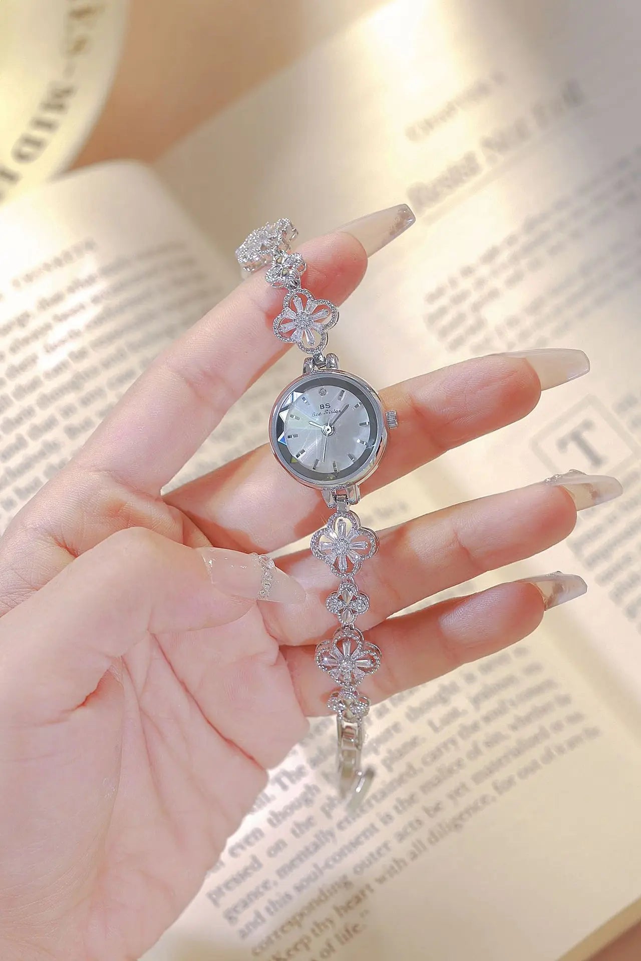 Women's Watch Elegant Lucky Four Leaf Clover Bracelets Quartz Watches Gift For Girls 2025 New High Quality Waterproof Wristwatch