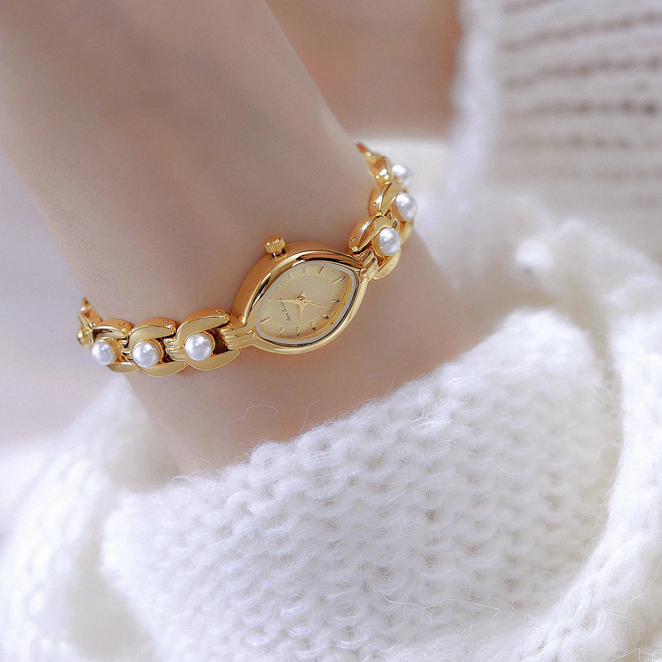 New Women Watch Gold Luxury Elegant Bracelet Wristwatch Fashion Retro Quartz Watches Gift For Ladies Small Dial Clock Waterproof