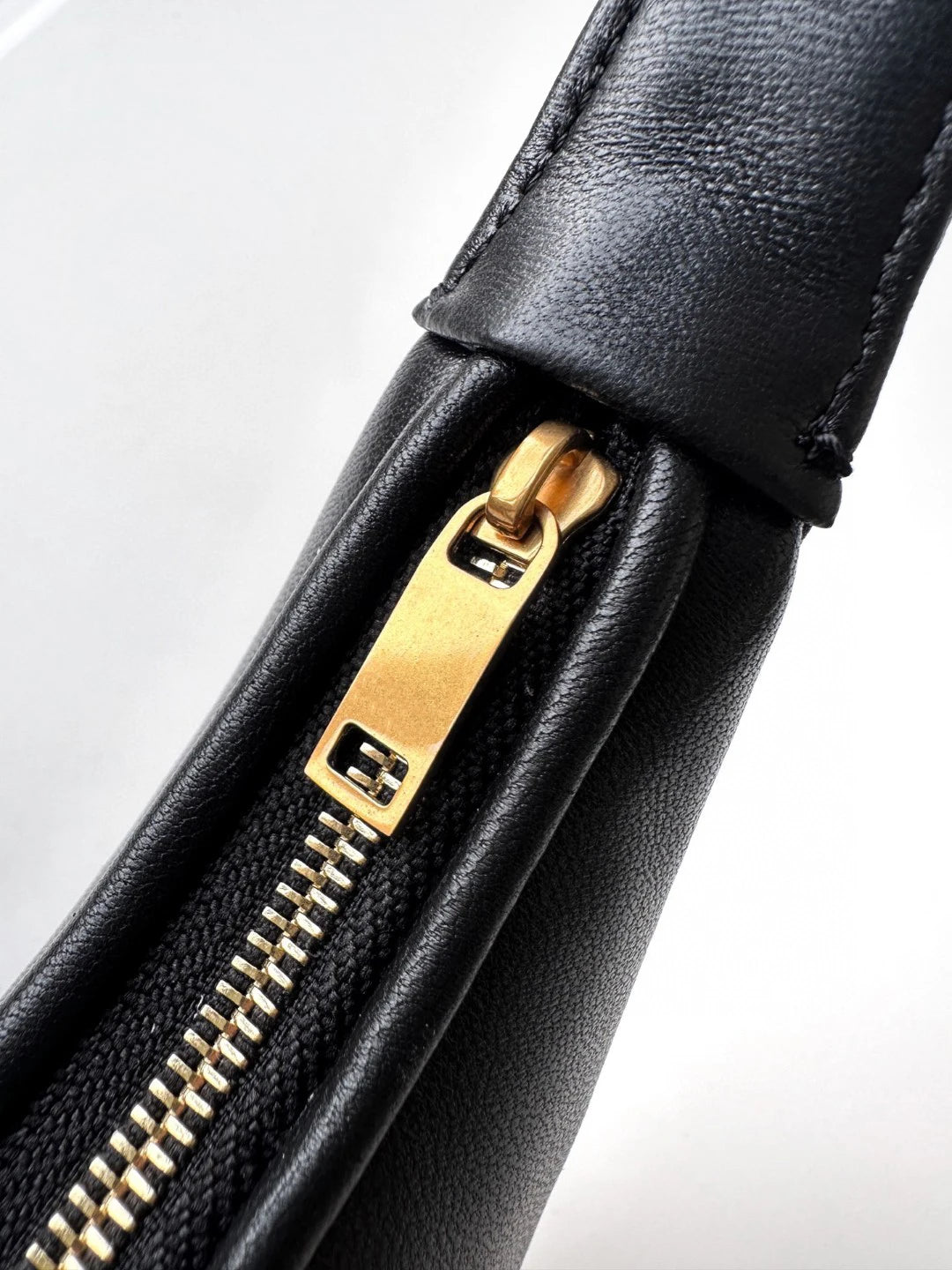 Mini sheepskin leather tote bag with soft and delicate feel Handbag women curved body design 2025 new underarm bag